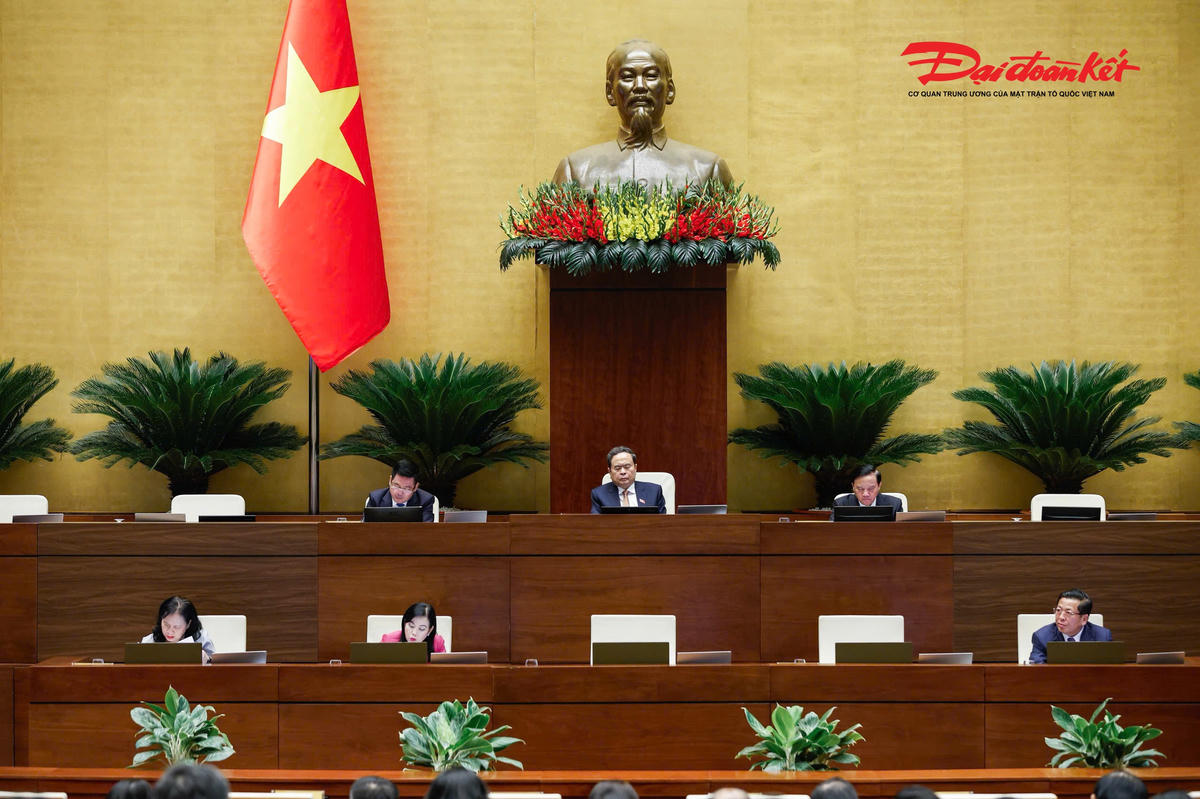 Chủ tọa điều hành phiên thảo luận. Ảnh: Quang Vinh