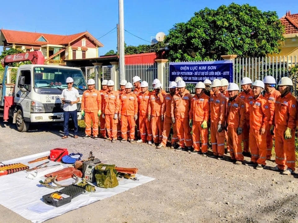 Các điện lực tại Công ty Điện lực Ninh Bình tổ chức diễn tập phòng, chống thiên tai, xử lý sự cố lưới điện và an toàn lao động, nâng cao khả năng ứng phó trong mùa mưa bão