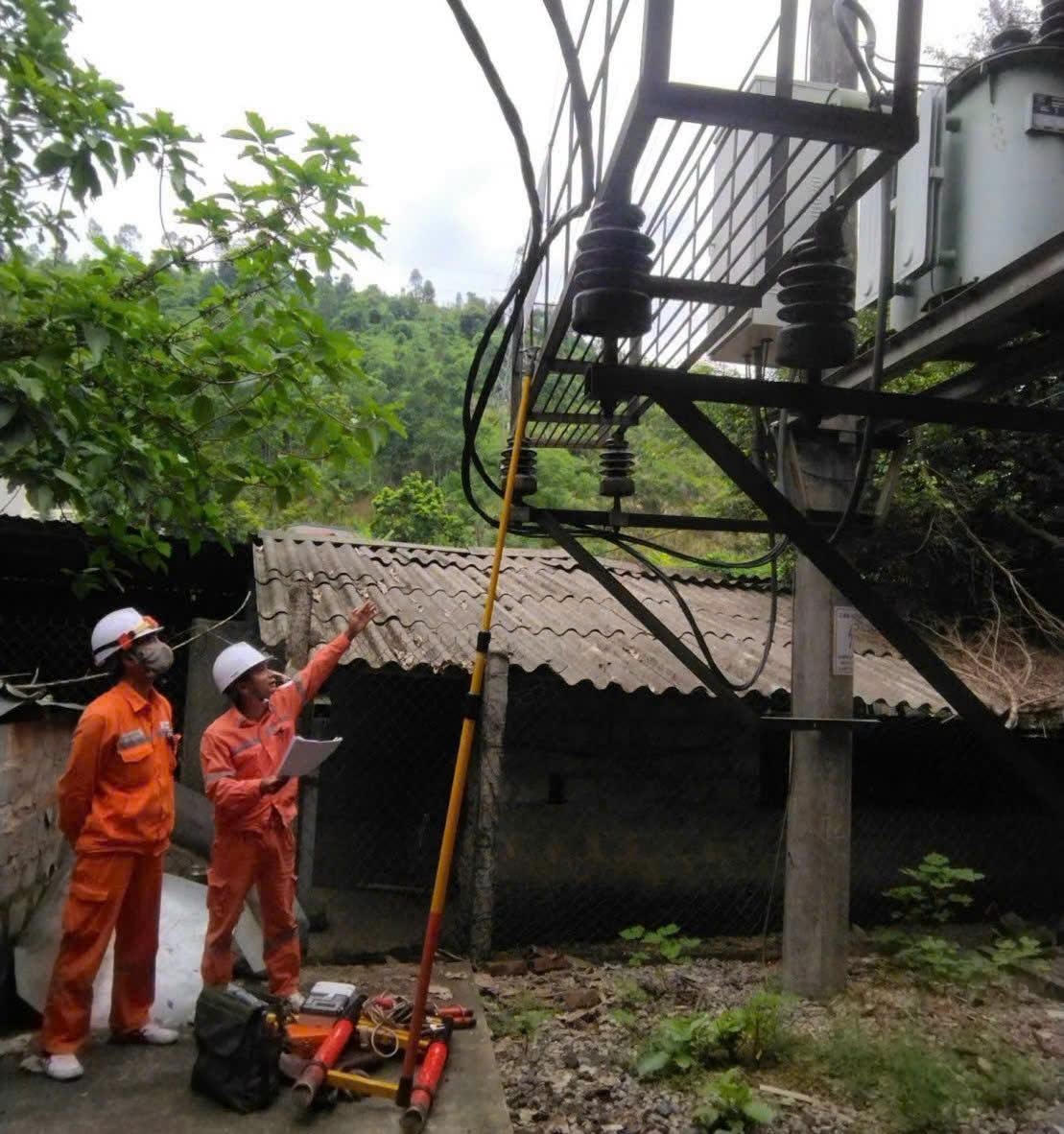 CBNV Công ty Điện lực Lào Cai kiểm tra lưới điện, rà soát tình trạng thiết bị, chủ động chuẩn bị các điều kiện vận hành an toàn trong mùa mưa bão