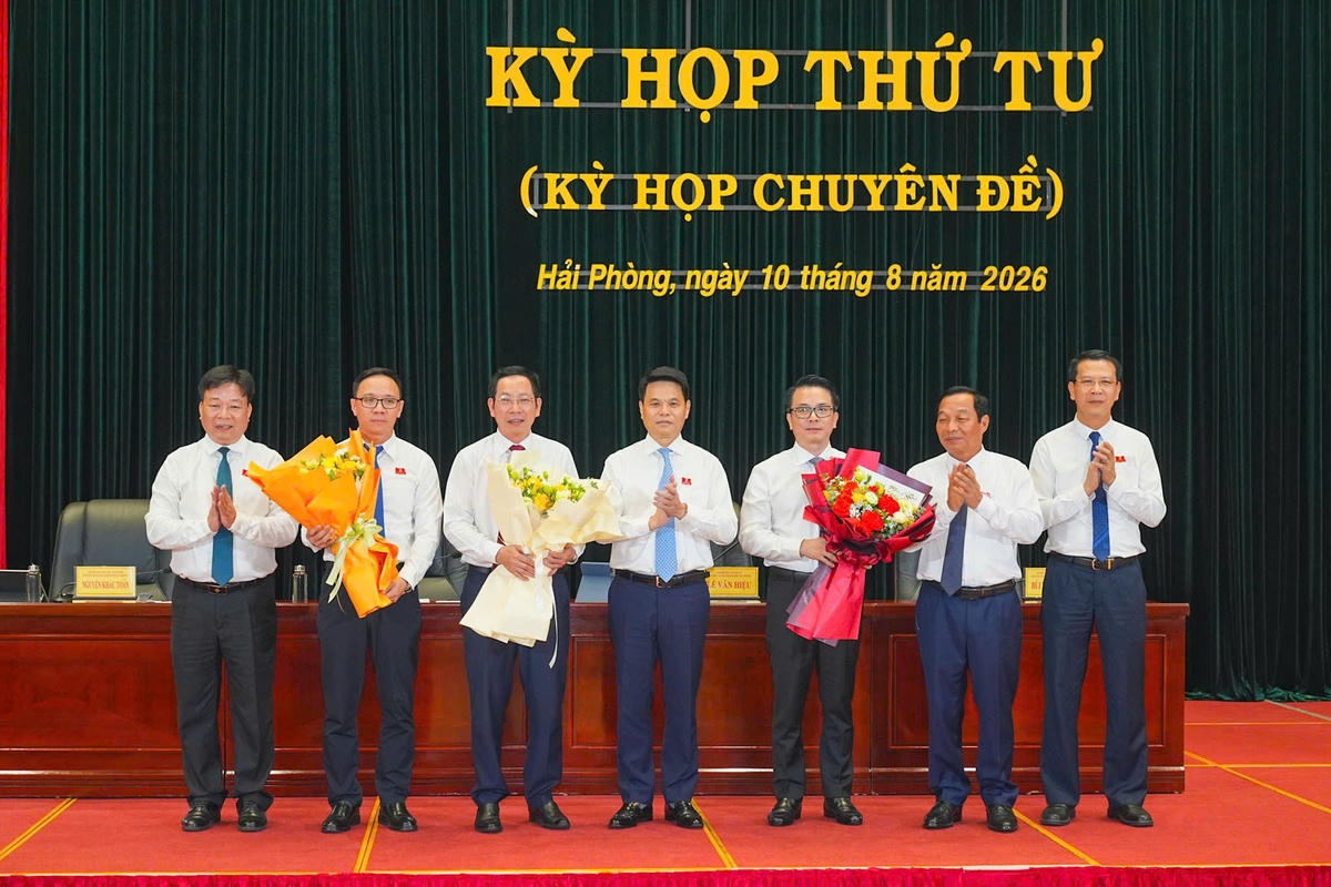 Bí thư Thành ủy Hải Phòng Lê Ngọc Châu và Thường trực HĐND thành phố tặng hoa chúc mừng các cán bộ được bầu bổ sung các chức danh. Ảnh: ĐT.