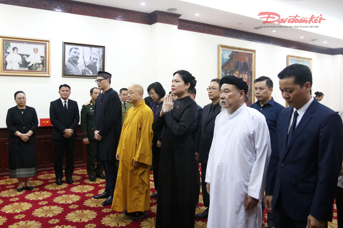 Phó Chủ tịch – Tổng Thư ký UBTƯ MTTQ Việt Nam Hà Thị Nga và các đại biểu viếng Chủ tịch Quốc hội Lào Saysomphone Phomvihane.