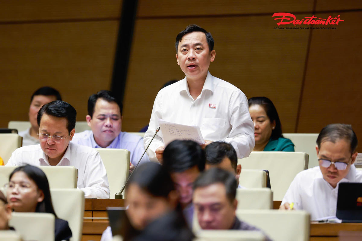 Đại biểu Đào Chí Nghĩa phát biểu. Ảnh: Quang Vinh