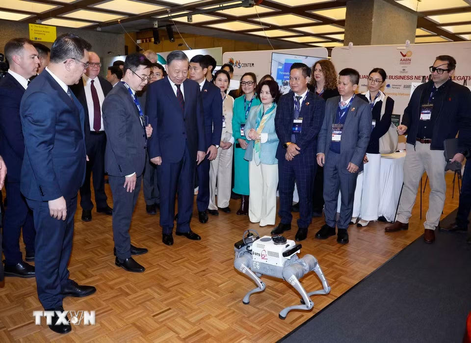 Tổng Bí thư, Chủ tịch nước Tô Lâm tham quan khu vực triển lãm, trưng bày thành tựu hợp tác khoa học công nghệ, đổi mới sáng tạo, đầu tư và giáo dục giữa Việt Nam - Australia. (Ảnh: Thống Nhất/TTXVN)