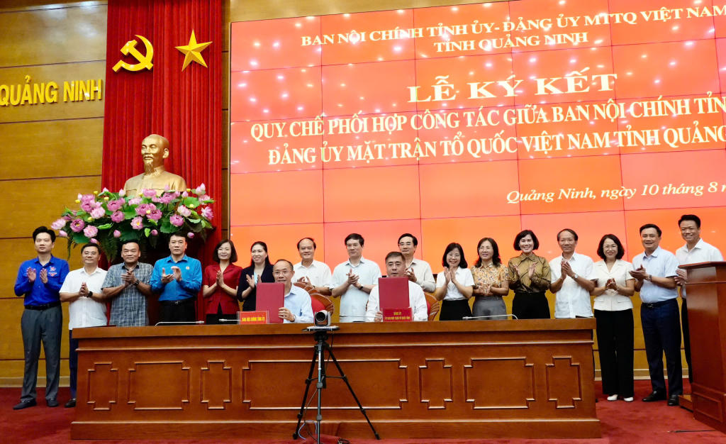 Lãnh đạo Ban Nội chính Tỉnh ủy và Đảng ủy MTTQ Việt Nam tỉnh Quảng Ninh thực hiện ký kết Quy chế phối hợp.
