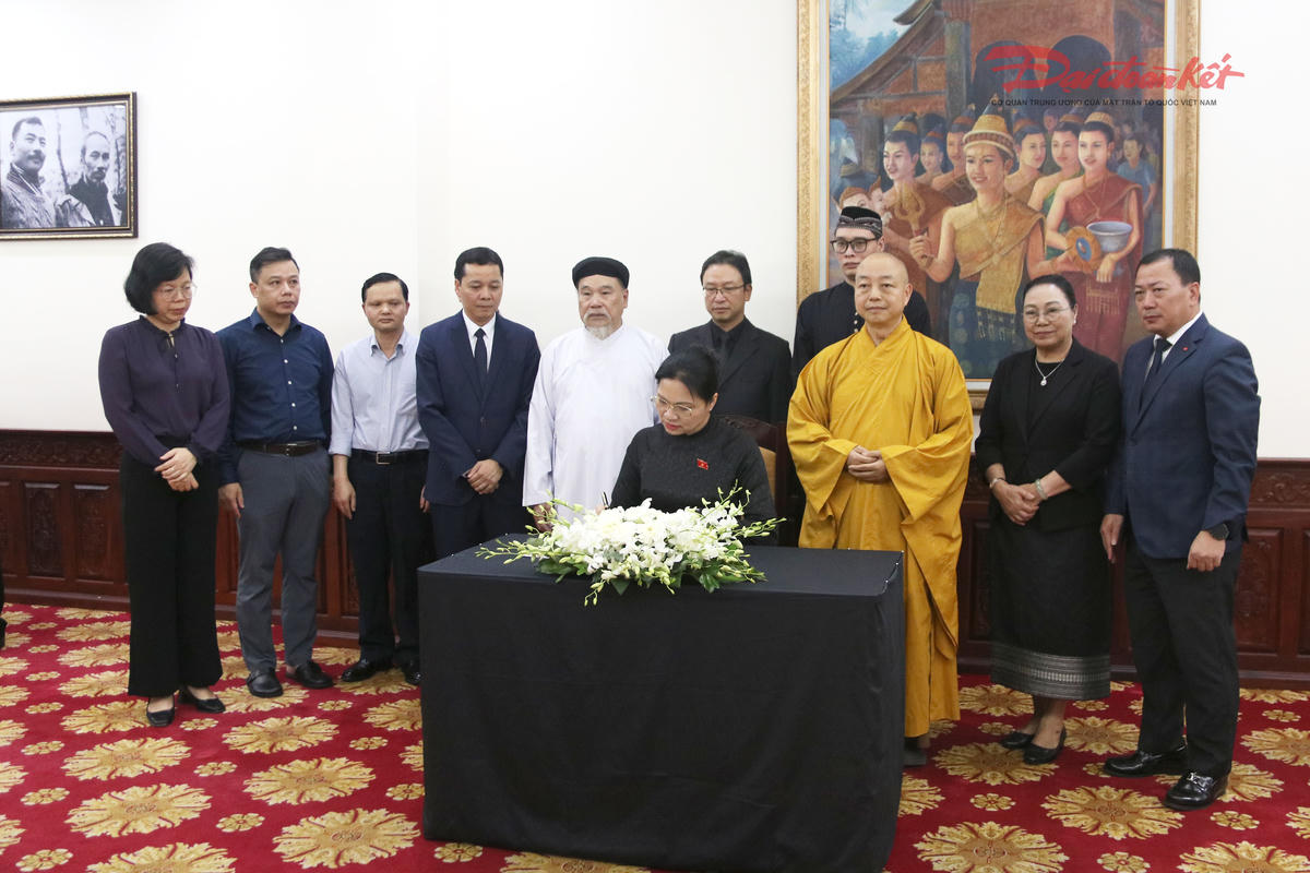 Phó Chủ tịch – Tổng Thư ký Hà Thị Nga ghi sổ tang Chủ tịch Quốc hội Lào Saysomphone Phomvihane.