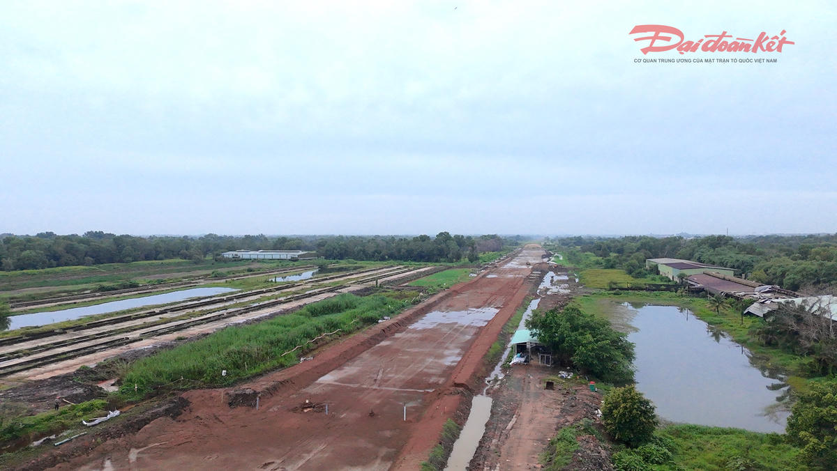 Đường Vành đai 3 TPHCM đoạn qua khu vực Bình Chánh hiện vẫn còn nền đất, một số chỗ ngập nước sau mưa. Ảnh: Đ.Xá.