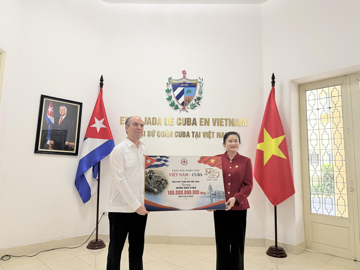 Ngài Rogelio Polanco Fuentes, Đại sứ nước Cộng hòa Cuba tại Việt Nam tiếp nhận biểu trưng khoản hỗ trợ trị giá 100 tỷ đồng của nhân dân Việt Nam dành cho nhân dân Cuba. Ảnh: PV