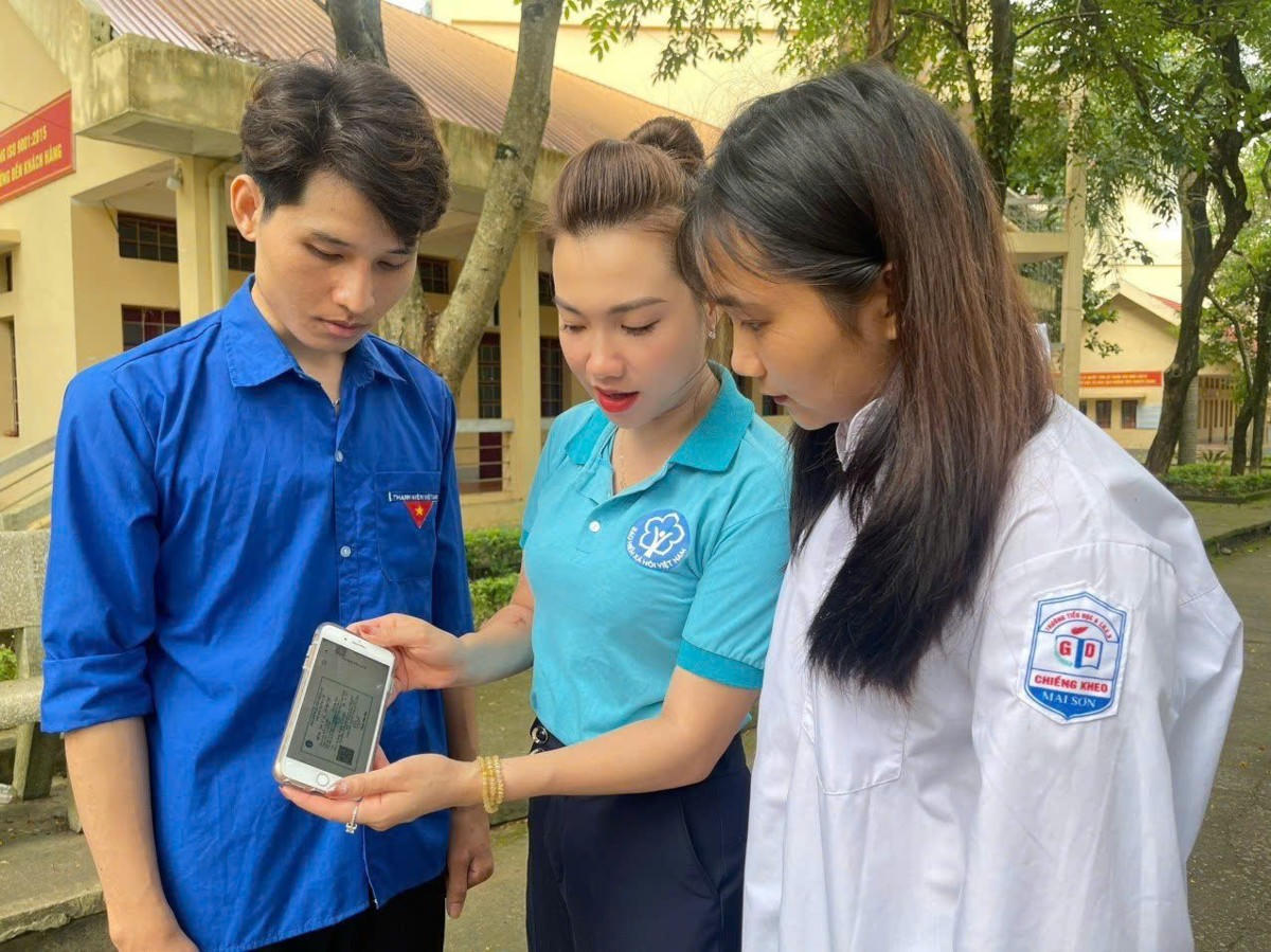 Học sinh, sinh viên được thông tin về quyền lợi bảo hiểm y tế. Ảnh: Duy Nguyễn.