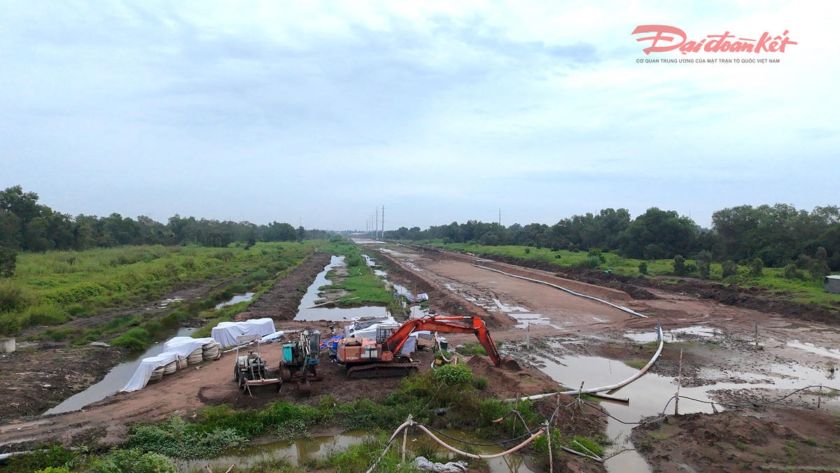 Khu vực qua Bình Chánh cũng tập trung máy móc nhưng tiến độ khá chậm so với các đoạn khác. Đây cũng là khu vực kết nối vào địa bàn tỉnh Tây Ninh. Ảnh: Đ.Xá.