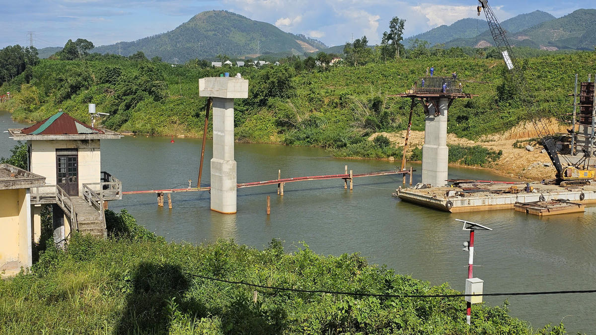 Để đảm bảo công trình về đích đúng hẹn, những ngày qua, đơn vị thi công đã huy động hàng chục kỹ sư, công nhân cùng máy móc, thiết bị để đẩy nhanh tiến độ các hạng mục. Ảnh: N.Q.