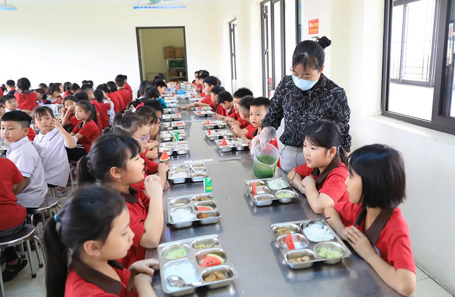 Đảm bảo dinh dưỡng và an toàn bữa ăn bán trú của học sinh (ảnh: Nguyễn Quang)  