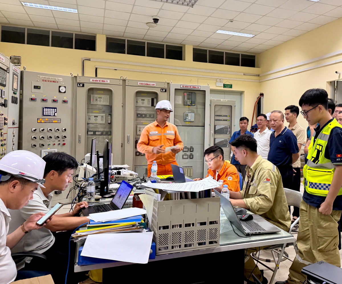 Ông Vũ Anh Phương - Phó Tổng giám đốc EVNNPC cùng đoàn công tác kiểm tra công tác đóng điện dự án lắp đặt hệ thống pin lưu trữ năng lượng (BESS) tại TBA 110kV Song Khê (E7.12)