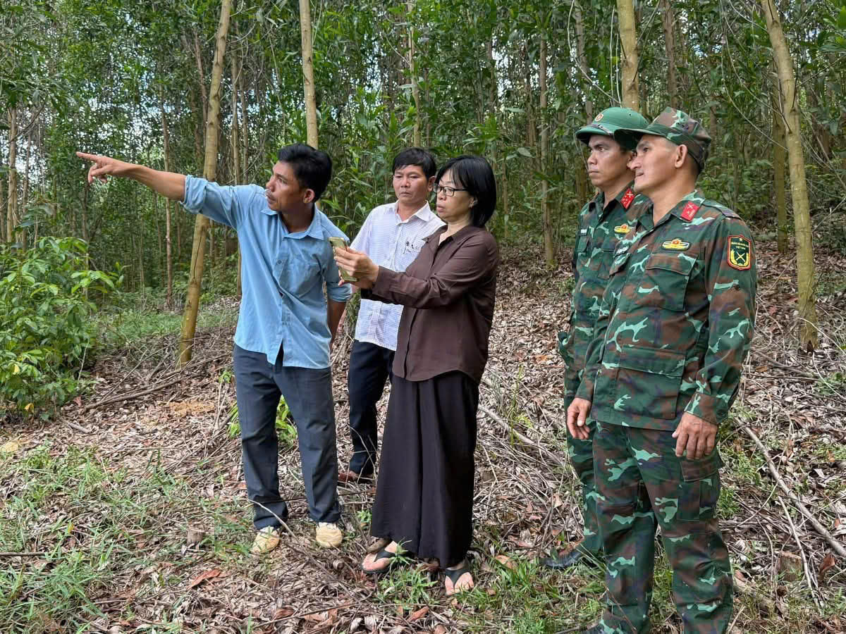Phó Chủ tịch UBND tỉnh Nguyễn Thị Thanh Lịch (ở giữa) kiểm tra khu vục tìm kiếm hài cốt liệt sĩ. Ảnh: ĐS.