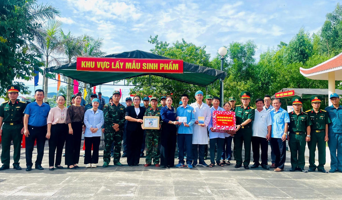 Phó Chủ tịch HĐND tỉnh Gia Lai Huỳnh Thúy Vân tặng quà cho lực lượng lấy mẫu AND hài cốt liệt sĩ. Ảnh: CHQS tỉnh Gia Lai.