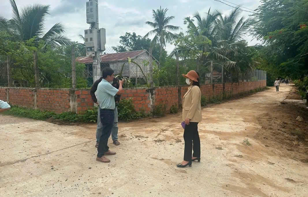Lãnh đạo  Ủy ban MTTQ Việt Nam xã Ia Rbol kiểm tra giám sát công trình địa phương. Ảnh: ĐS.