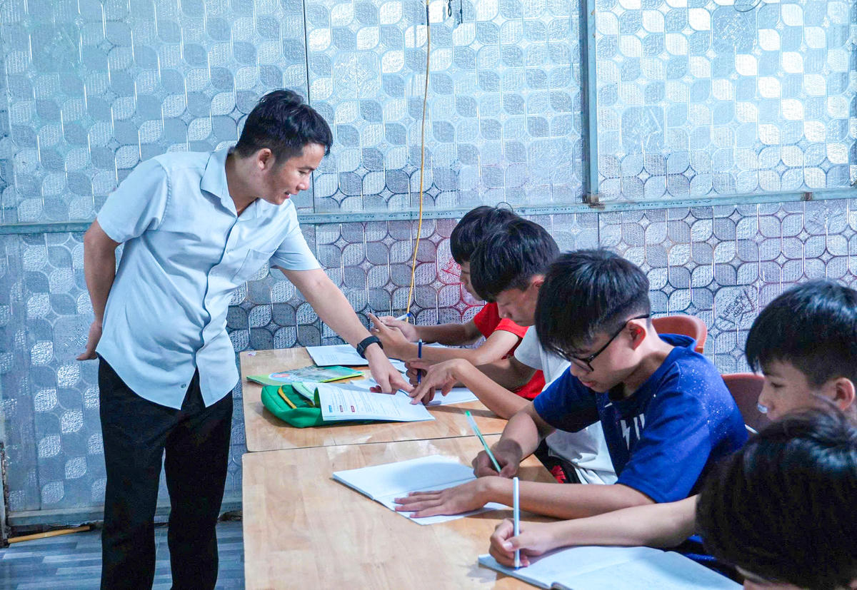 Những giờ học nơi đây được vun đắp từ sự tự nguyện của giáo viên, sự đồng hành của nhà chùa và tinh thần học tập của học sinh.