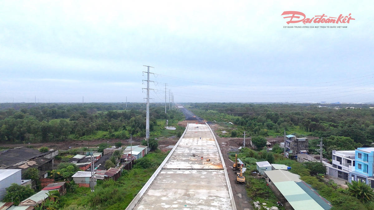 Đoạn cầu vượt qua đường Nguyễn Văn Bứa (xã Xuân Thới Sơn) cũng hoàn thành lắp dầm cầu và công nhân đang thi công hạng mục khác. Ảnh: Đ.Xá.