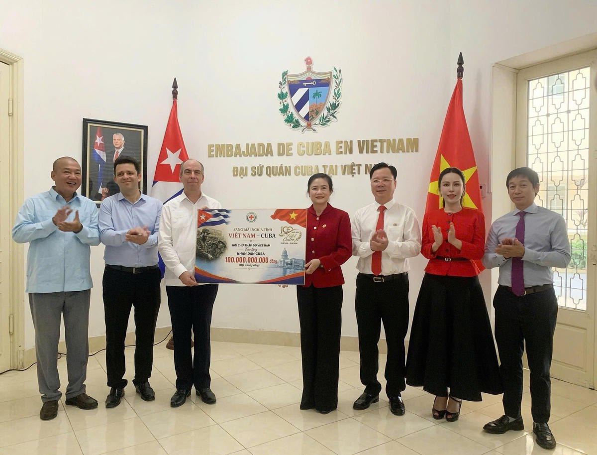 Bà Đỗ Thị Thu Thảo, ông Nguyễn Sỹ Trường, bà Lê Nữ Thùy Dương và Ngài Rogelio Polanco Fuentes thực hiện nghi thức trao tượng trưng khoản hỗ trợ trị giá 100 tỷ đồng của nhân dân Việt Nam dành cho nhân dân Cuba. Ảnh: PV