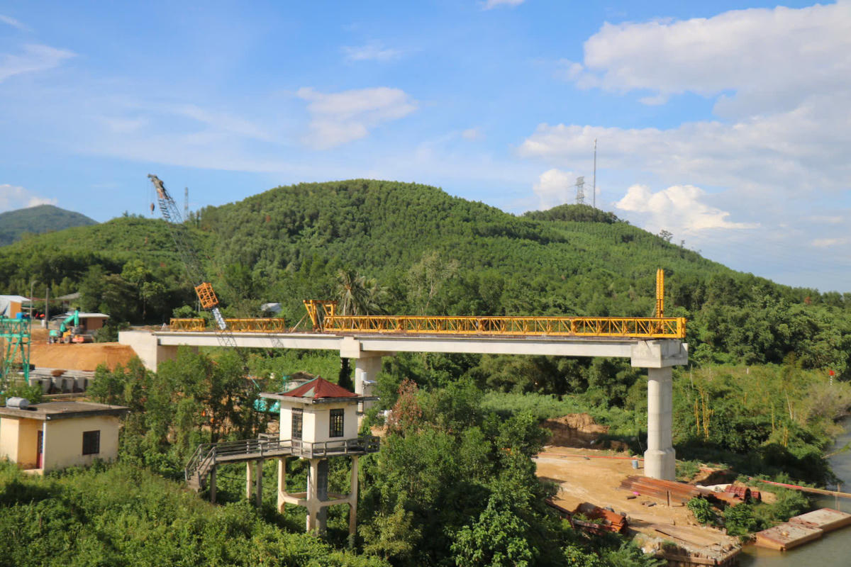 Theo Ban Quản lý Dự án Đầu tư xây dựng Công trình giao thông TP Huế (chủ đầu tư dự án), đơn vị đang chỉ đạo nhà thầu tập trung mọi nguồn lực, phấn đấu đưa công trình về đích trước ngày 31/12/2026. Việc hoàn thành ngay trong năm 2026, công trình cầu Bình Thành mới sẽ rút ngắn thời gian thi công xuống còn khoảng 1 năm, thay vì khoảng 3 năm theo kế hoạch ban đầu. Ảnh: N.Q.