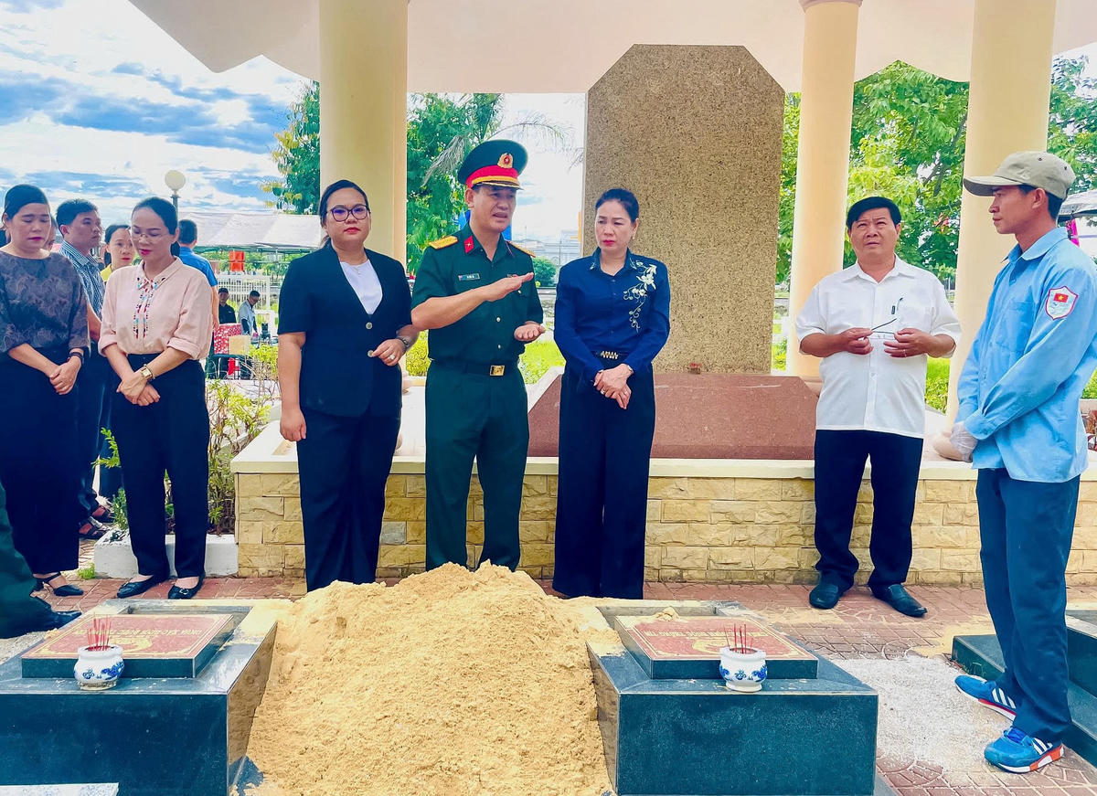 Phó Chủ tịch HĐND tỉnh Gia Lai Huỳnh Thúy Vân kiểm tra công tác lấy mẫu hài cốt liệt sĩ . Ảnh: CHQS tỉnh Gia Lai.