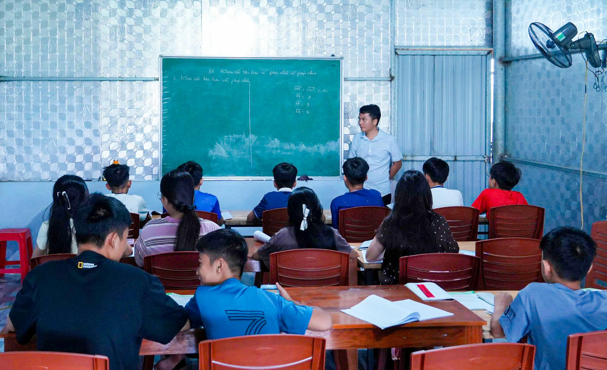 Trong mỗi buổi học, các em được khuyến khích hỏi khi chưa hiểu, trao đổi với bạn bè và tự tìm cách giải quyết bài tập.