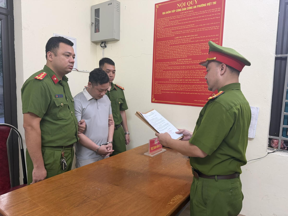 Cơ quan điều tra thực hiện các biện pháp tố tụng đối với Nguyễn Ngọc Đức. Ảnh: Công an tỉnh Phú Thọ.