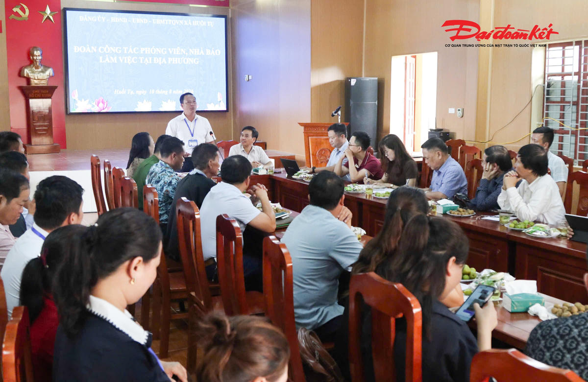 Lãnh đạo xã Huồi Tụ (Nghệ An) trao đổi thông tin về phát triển kinh tế - xã hội trên địa bàn gắn liền với quyền con người trên địa bàn. Ảnh: ĐB