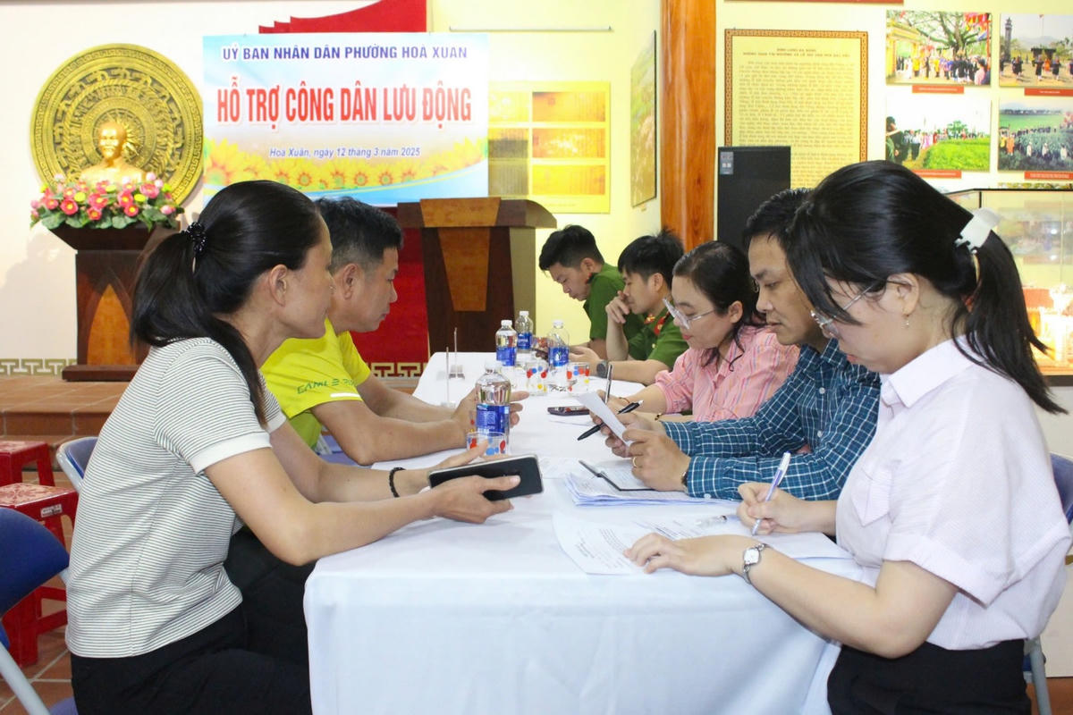 Tổ hỗ trợ công dân lưu động nhằm kịp thời giải quyết các nhu cầu bức thiết của người dân sau khi sáp nhập các xã phường. Ảnh: Trung Trực.