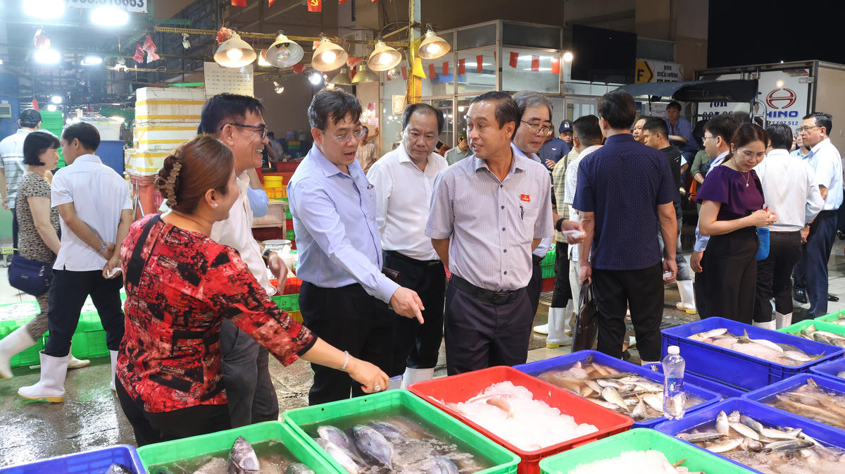 Siết hàng giả từ thị trường truyền thống đến không gian mạng