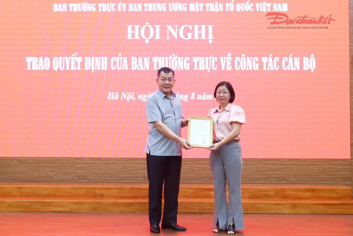 Phó Chủ tịch UBTƯ MTTQ Việt Nam Nguyễn Đức Phong trao Quyết định cho bà Đinh Thị Thúy Ngân.