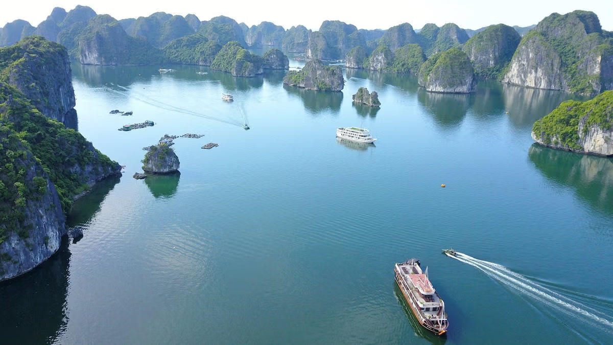 Tàu chở khách tham quan trên Vịnh Lan Hạ, đặc khu Cát Hải. Ảnh: Phan Tuấn. 
