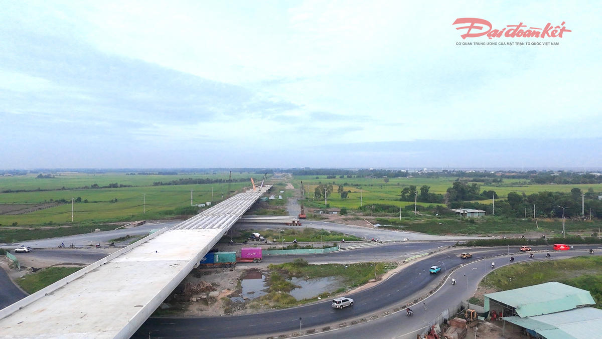 Cầu vượt bắc qua quốc lộ 22 đã lắp dầm nhưng hạng mục đường dẫn, đường kết nối chưa thi công. Ảnh: Đ.Xá.