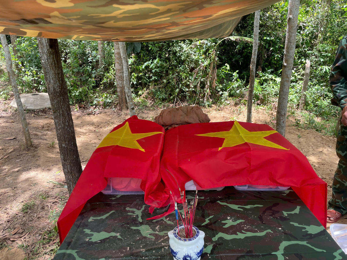 Lực lượng chức năng phát hiện 2 bộ hài cốt cùng nhiều di vật. Ảnh: CHQS xã Phú Ninh.