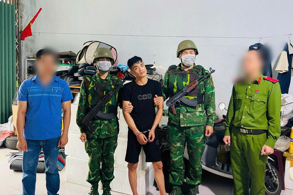 Lực lượng chức năng khám xét nơi ở của đối tượng Phạm Văn Thanh. Ảnh: BĐBP TP Đà Nẵng.
