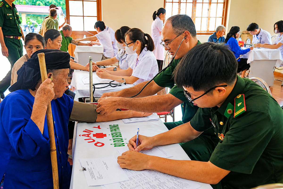 Đồn Biên phòng Bảo Lâm tổ chức chương trình khám, tư vấn sức khỏe và cấp thuốc miễn phí cho các gia đình chính sách trên địa bàn xã.