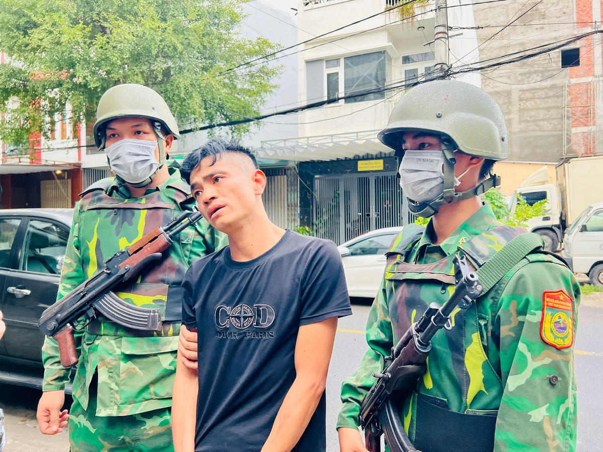 Đối tượng Phạm Văn Thanh dẫn về cơ quan chức năng để phục vụ điều tra vụ án. Ảnh: BĐBP TP Đà Nẵng.