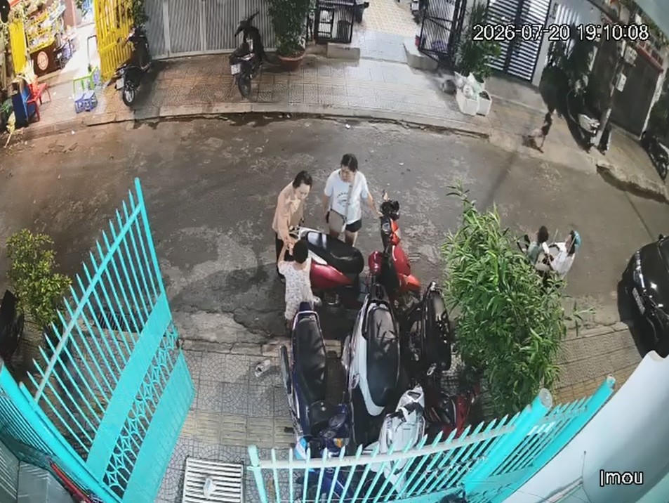 Bà Trần Thị Ngọc Lan (bên trái) kéo tai học sinh trong clip trích xuất vụ việc bên ngoài lớp học cờ vua Tư Duy (Ảnh cắt từ clip).