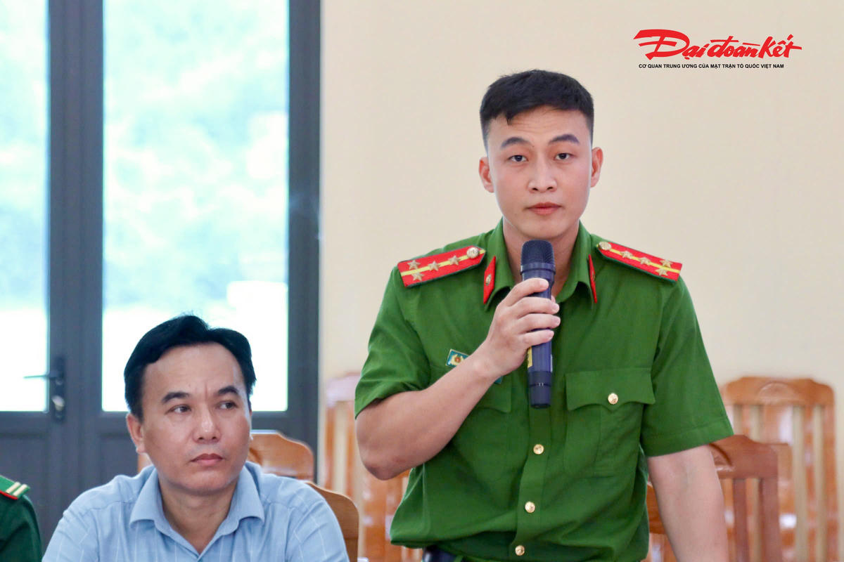 Đại diện lãnh đạo Công an xã Môn Sơn trao đổi một số thông tin liên quan đến an ninh trật tự trên địa bàn. Ảnh: ĐB