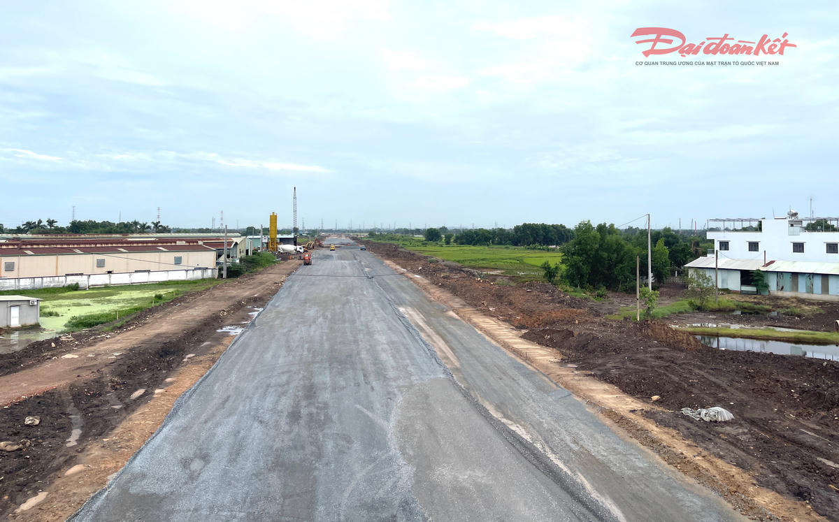 Đoạn đường Vành đai 3 cắt ngang đường tỉnh lộ 15 đang trong giai đoạn đổ đá dăm. Ảnh: Đ.Xá.