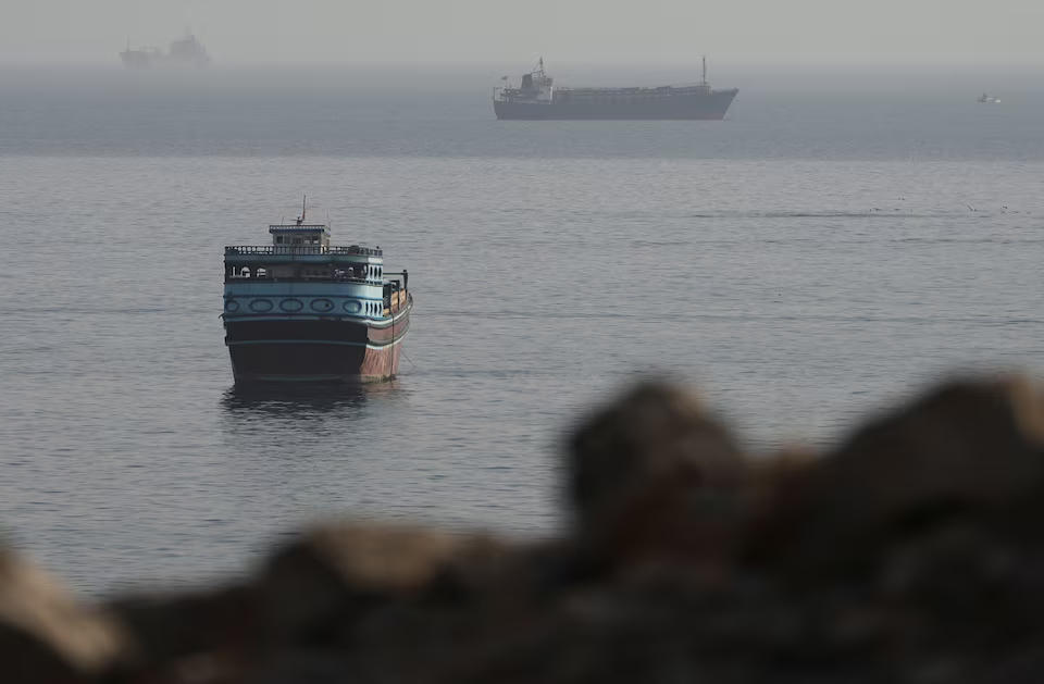 Các tàu thuyền trên eo biển Hormuz, nhìn từ Musandam, Oman. Nguồn: Reuters.