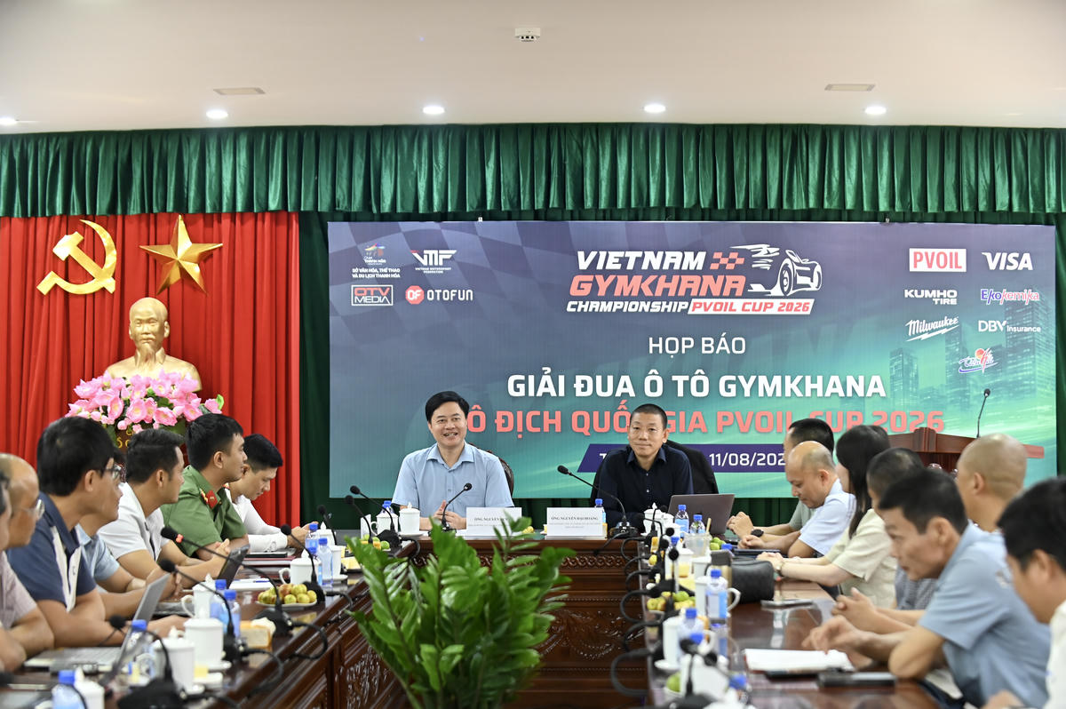 Ông Nguyễn Duy Tự - Phó GĐ Sở VHTTDL tỉnh Thanh Hoá (áo sáng màu) đồng chủ trì buổi họp báo.