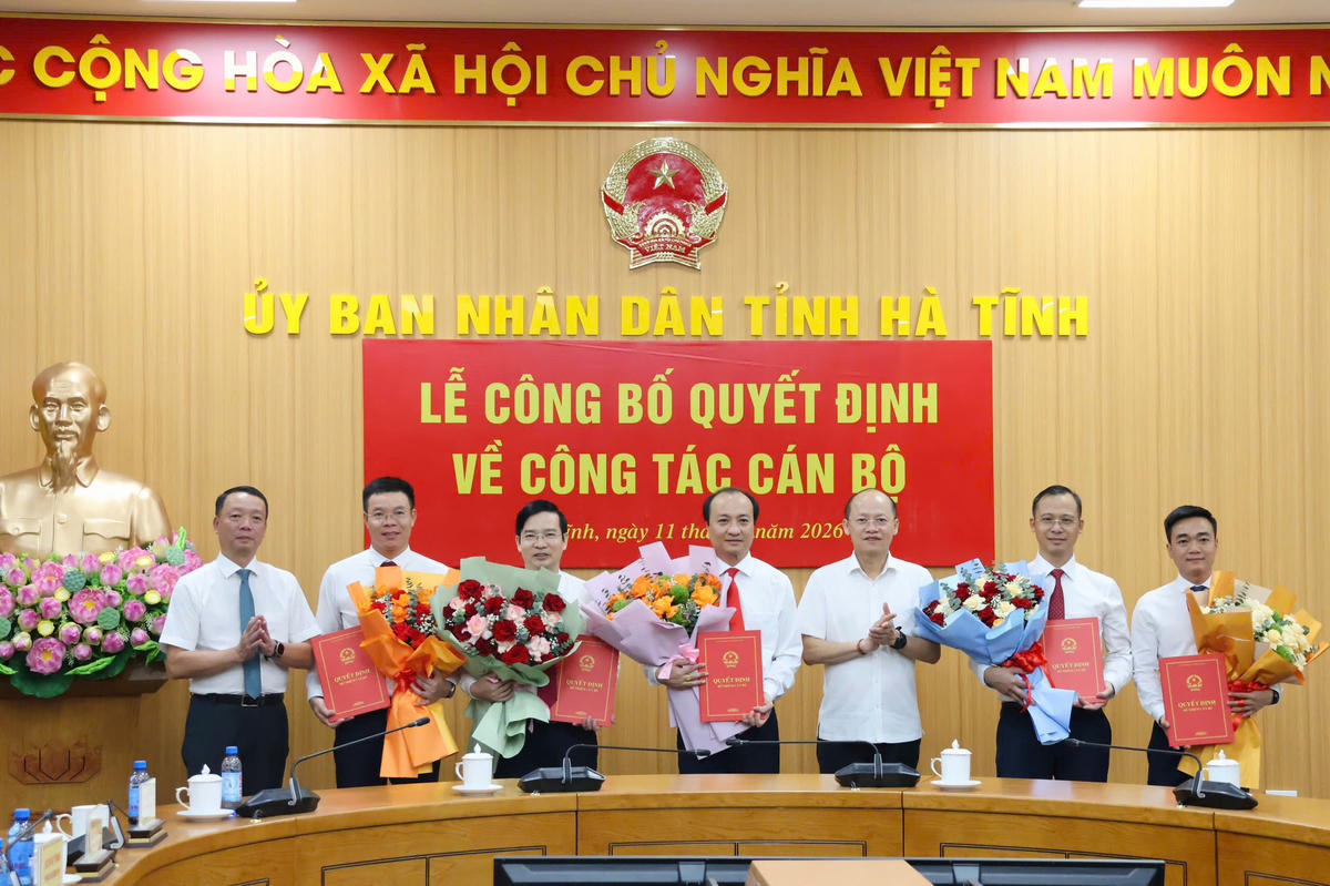 Ông Nguyễn Hồng Lĩnh - Phó Bí thư Thường trực Tỉnh ủy, Chủ tịch HĐND tỉnh Hà Tĩnh và ông Phan Thiên Định - Phó Bí thư Tỉnh ủy, Chủ tịch UBND tỉnh Hà Tĩnh trao quyết định, tặng hoa chúc mừng các cán bộ được điều động, bổ nhiệm, giao quyền. Ảnh: CTTĐT Hà Tĩnh.