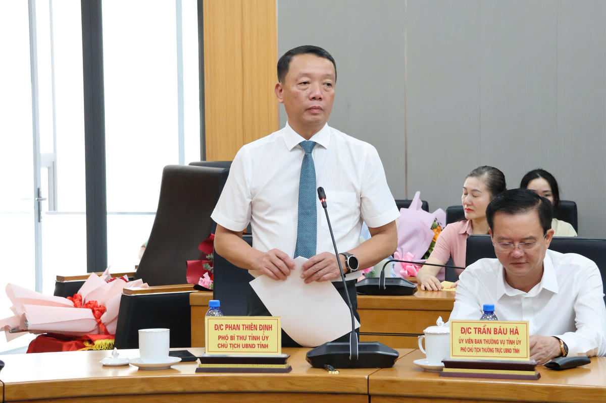 Chủ tịch UBND tỉnh Hà Tĩnh Phan Thiên Định phát biểu giao nhiệm vụ đối với các cán bộ được giao quyền, bổ nhiệm, điều động. Ảnh: CTTĐT Hà Tĩnh.