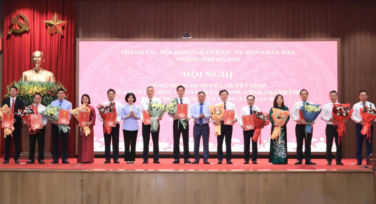 Phó Bí thư Thành ủy Hà Nội, Chủ tịch HĐND TP Hà Nội Phùng Thị Hồng Hà và Phó Bí thư Thành ủy Hà Nội Nguyễn Văn Phong  trao quyết định về công tác cán bộ, sáng 10/8. Ảnh: QT
