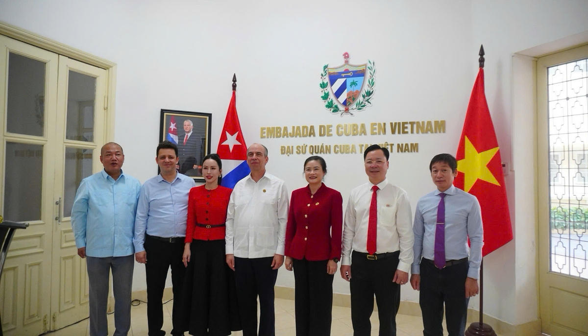 Bà Đỗ Thị Thu Thảo, ông Nguyễn Sỹ Trường, bà Lê Nữ Thùy Dương và Ngài Rogelio Polanco Fuentes chụp ảnh lưu niệm tại Đại sứ quán Cu Ba tại Việt Nam. Ảnh: PV