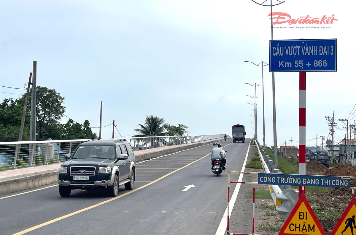 Gần đó là cầu vượt qua đường Võ Văn Bích (xã Bình Mỹ) cũng đã đưa vào khai thác ít ngày trước. Ảnh: Đ.Xá.