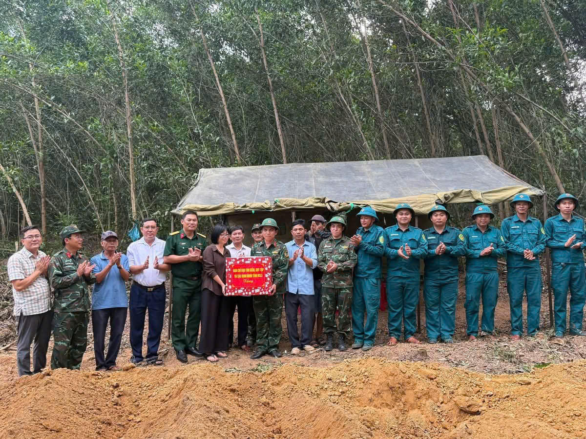 Phó Chủ tịch UBND tỉnh Nguyễn Thị Thanh Lịch (bên trái, áo xám) tặng quà cho lực lượng tìm kiếm hài cốt liệt sĩ. Ảnh: ĐS.