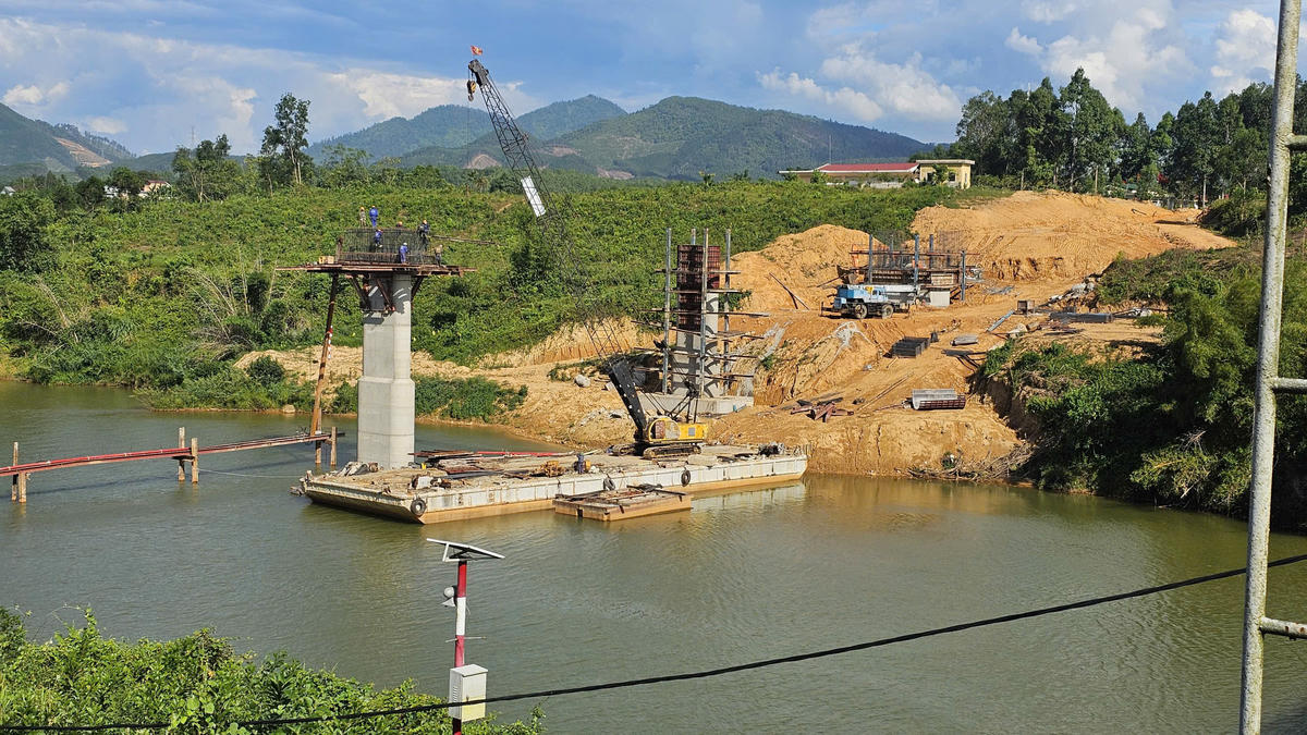 Toàn bộ công trình cầu Bình Thành có tổng chiều dài khoảng 500m. Trong đó, phần cầu dài khoảng 254m, rộng 8,5m, bề rộng xe chạy 7,5m, gồm 6 nhịp dầm. Ảnh: N.Q.