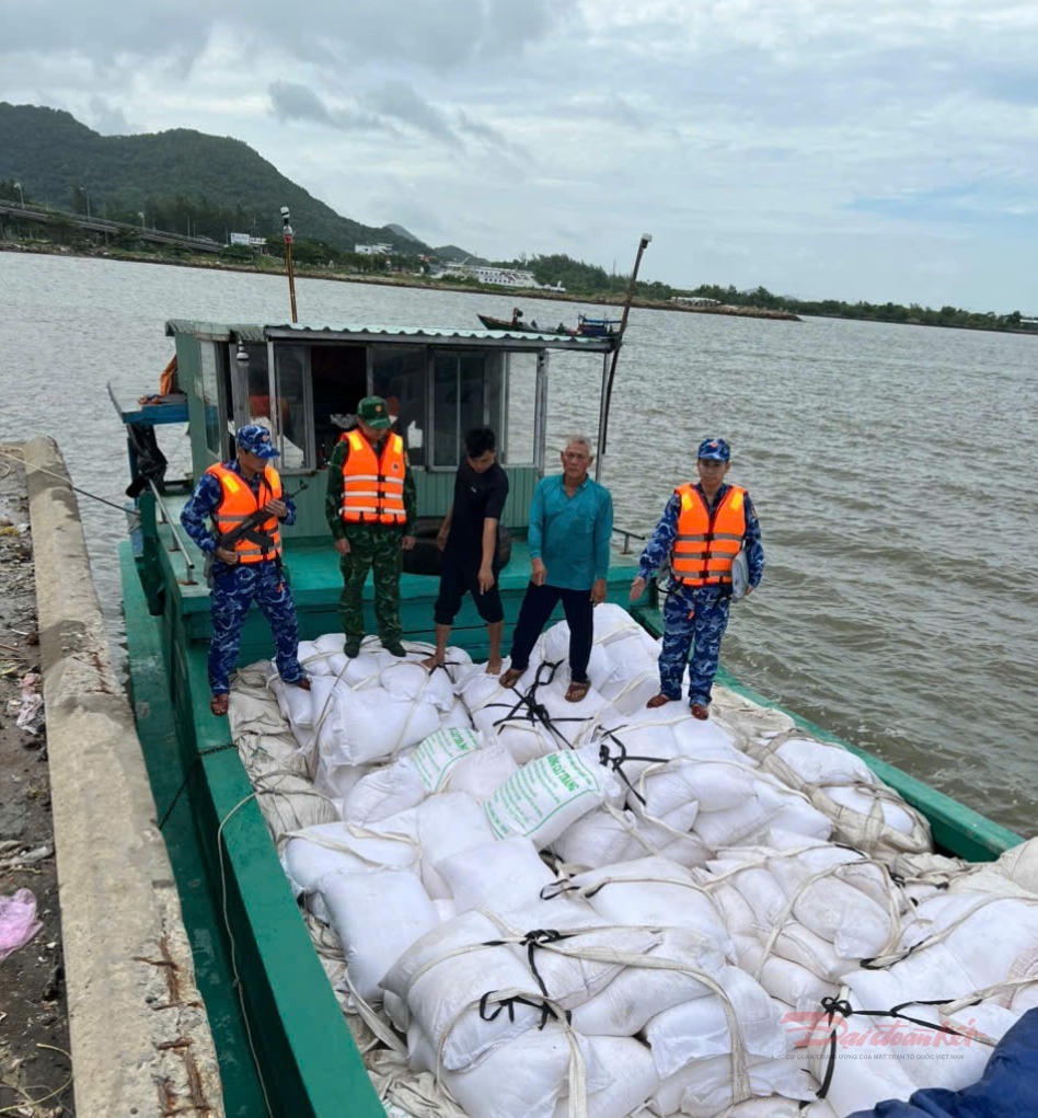 Tổ công tác tiếp cận kiểm tra phương tiện thủy nội địa vi phạm. Ảnh: Văn Hậu.