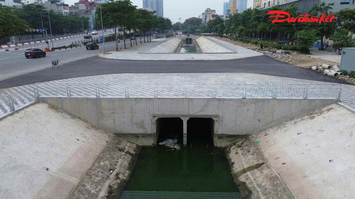 Công trình khẩn cấp xây dựng tuyến thoát nước từ đường ĐT4 thuộc khu đô thị Tây Hồ Tây đến đường Hoàng Quốc Việt nhằm tăng năng lực tiêu thoát nước cho toàn khu vực.